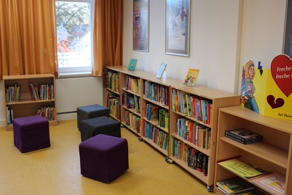 Auf dem Bild ist die Bücherei der Schule St. Magnus zu sehen.