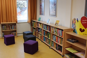 Auf dem Bild ist die Bücherei der Schule St. Magnus zu sehen.