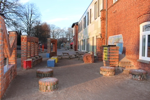 Auf dem Bild ist das Freiluft-Klassenzimmer der Schule St. Magnus zu sehen.
