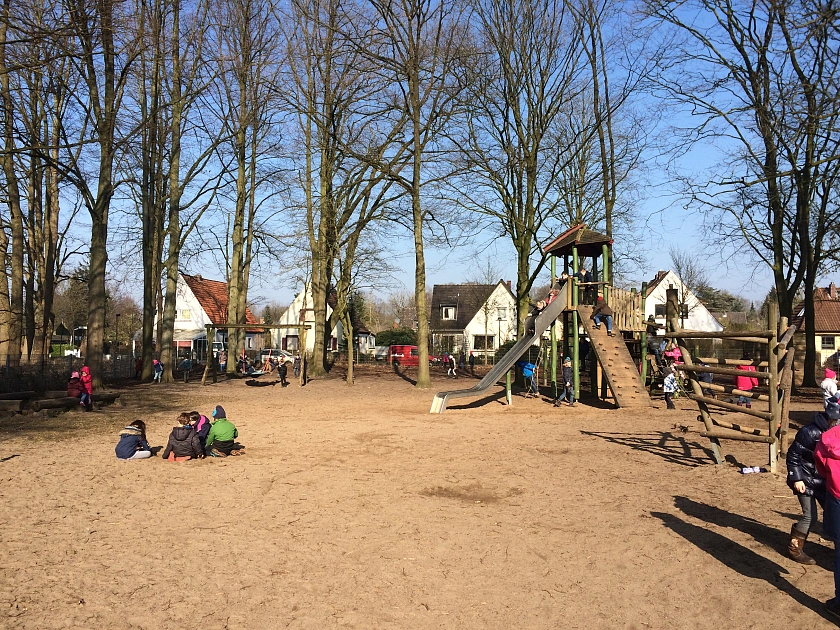 Auf dem Bild ist ein Teil des Schulhofes zu sehen.