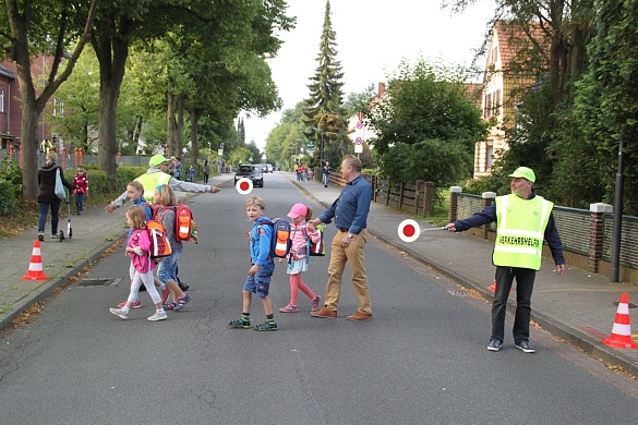 Auf dem Bild sind die Verkehrshelfer der Schule in Aktion zu sehen.