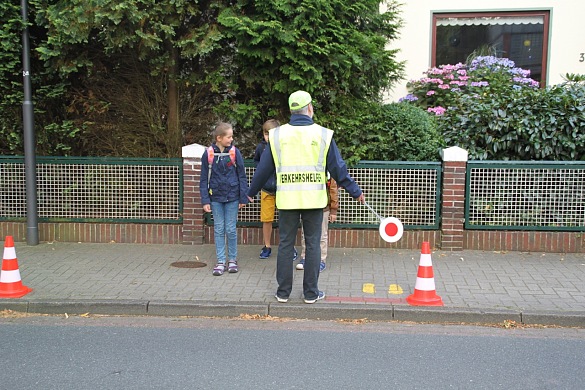 Auf dem Bild sind die Verkehrshelfer der Schule in Aktion zu sehen.