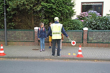 Auf dem Bild sind die Verkehrshelfer der Schule in Aktion zu sehen.