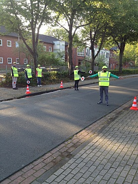 Auf dem Bild sind die Verkehrshelfer der Schule in Aktion zu sehen.
