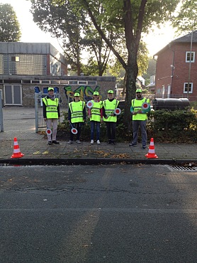 Auf dem Bild sind die Verkehrshelfer der Schule in Aktion zu sehen.