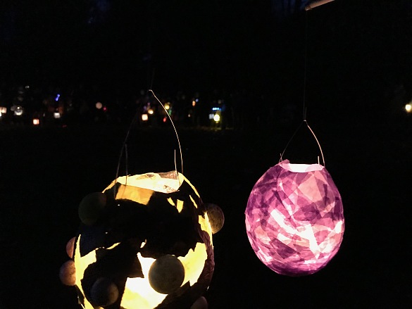 Auf dem Bild sind hell erleuchtete Laternen zu sehen.