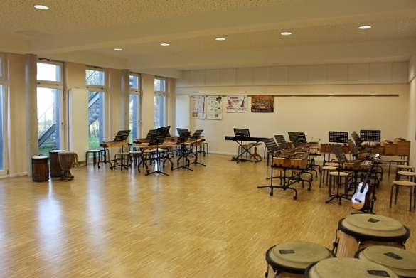 Auf dem Bild ist der Musikraum der Schule St. Magnus zu sehen.