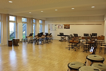 Auf dem Bild ist der Musikraum der Schule St. Magnus zu sehen.