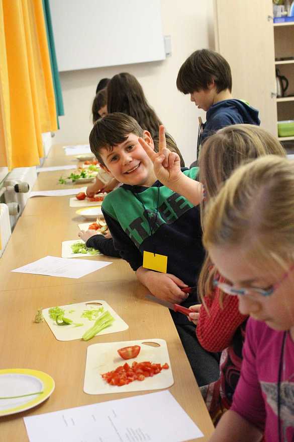 Auf dem Bild sind Schüler und Schülerinnen der Schule St. Magnus zu sehen, die eine Türkische Pizza backen.
