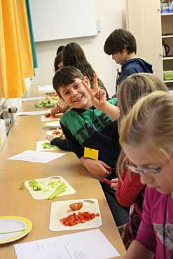 Auf dem Bild sind Schüler und Schülerinnen der Schule St. Magnus zu sehen, die eine Türkische Pizza backen.