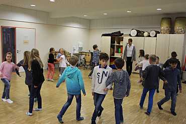 Auf dem Bild tanzen die Schüler_innen einen typischen italienischen Tanz.