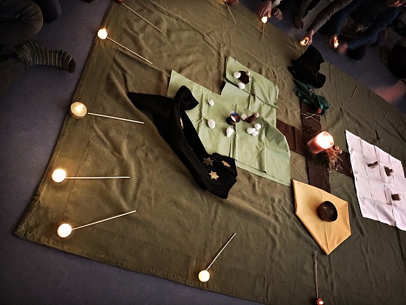 Geschichte von Jesus`Geburt als Bodenbild